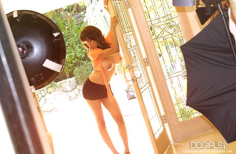 Førsteklasses amerikansk ebony centerfold Gia Lashay viser sine fantastiske bryster og viser sit bare kød i poolen