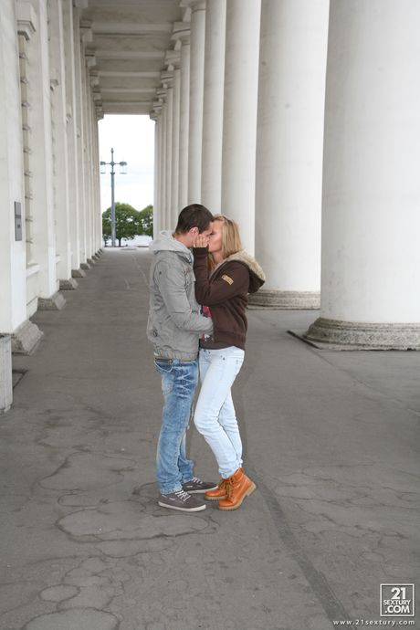 金髪のロシア人カバーガール、ウィラは彼氏にオマンコとアナルを犯される