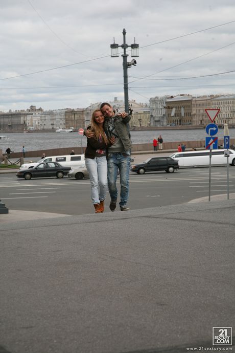 金髪のロシア人カバーガール、ウィラは彼氏にオマンコとアナルを犯される