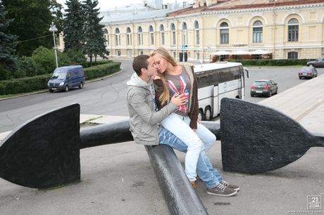 金髪のロシア人カバーガール、ウィラは彼氏にオマンコとアナルを犯される