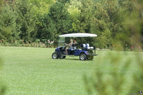 金髮匈牙利寶貝 Zazie Skymm 在騎高爾夫球車時被操屁股