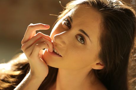 Fremragende russisk mørkhåret pornostjerne Aruna Aghora i lingeri afslører sin røv og onanerer udendørs