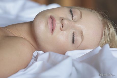 火辣的匈牙利金髮美女 Kiara Lord 露出巨乳並自慰