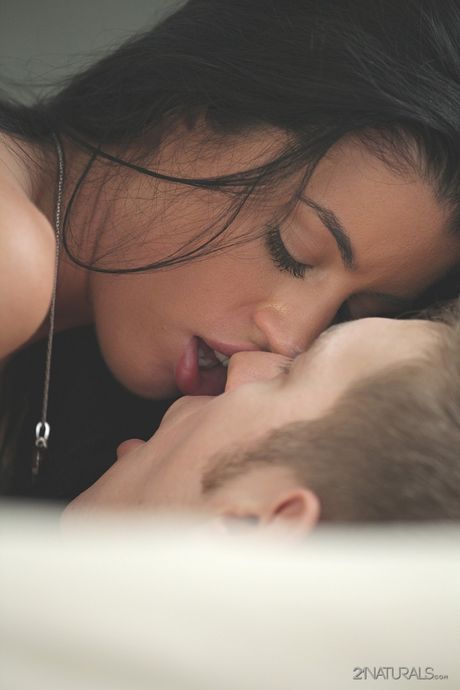 ブルネットのハンガリー人少女エイプリル・ブルーは犯されてザーメンを噴射される前にチンコをしゃぶる