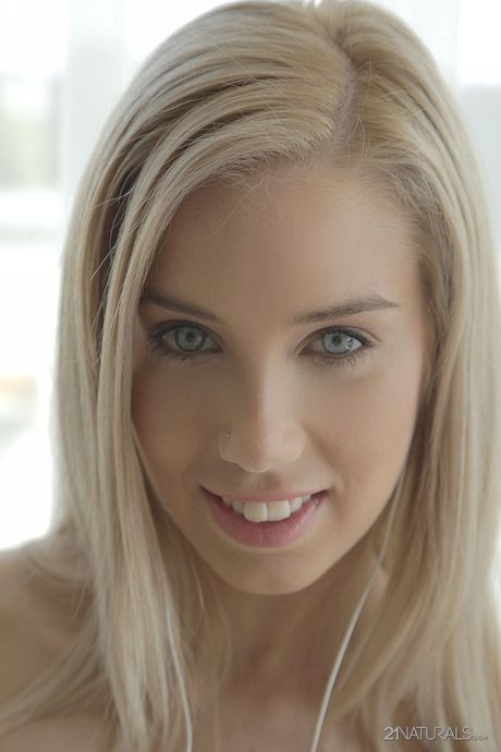  Glamourøs ungarsk blondine Nesty udstiller store bryster og varm røv