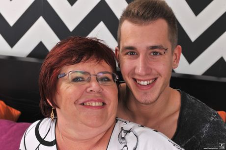  Fantastisk bedstemor Uma Womba kneppet hårdt efter at have suttet pik