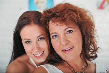 肉付きの良いミニー・マンガとレッド・メアリーが熱いレズビアンセックスでオマンコを舐める