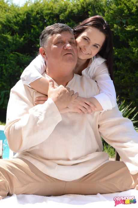 這個年輕女孩總是很飢渴，喜歡和她的繼父做愛