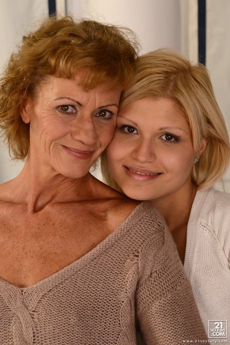 Blonde bedstemødre Katherin og Kitty Rich stripper og kysser hinanden