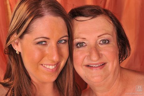  Rangy piger Orsay og Eve Tickler i en pige strap-on fetish