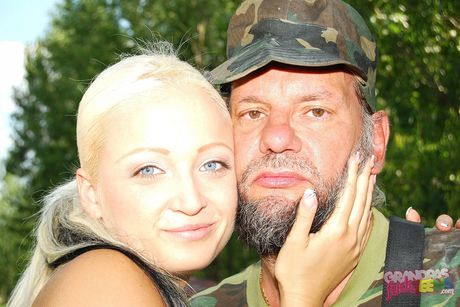 Sylphine blonde unge Ksara i hot sexscene udenfor