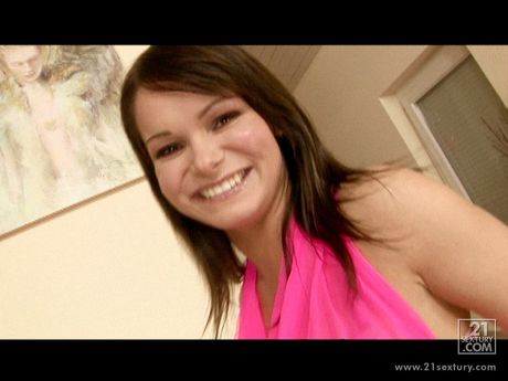 Den engleagtige ungarske skønhed Jeny Baby viser sin lyserøde fisse og røv frem efter analleg