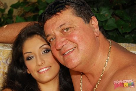 Sexet ungdommelig Izabella De Cruz boret i sin skaldede fisse efter en varm piksug udenfor