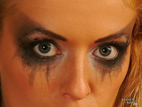 金髮媽媽 Mandy Bright 和她的奴隸被一對淫蕩的夫婦操