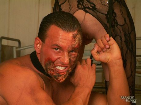 金髮媽媽 Mandy Bright 和她的奴隸被一對淫蕩的夫婦操