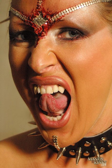 深色頭髮的媽媽 Mandy Bright 和 Maria Bellucci 在戀物癖場景中赤身裸體