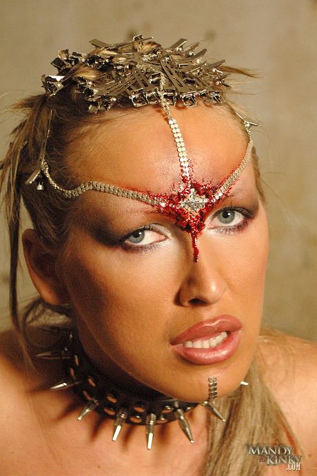 深色頭髮的媽媽 Mandy Bright 和 Maria Bellucci 在戀物癖場景中赤身裸體