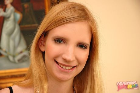 派手なスカートをはいた優秀なティーンのモニーがお尻を露出