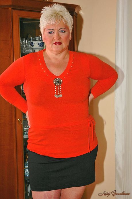 Glamourøs somalisk bedstemor Iman viser store bryster og varm røv