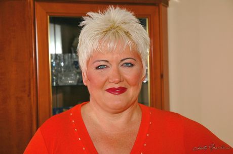 Glamourøs somalisk bedstemor Iman viser store bryster og varm røv