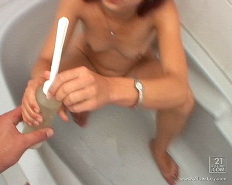 Beautiful covergirl Nigella gets her pussy licked and pissed on in the bathroom