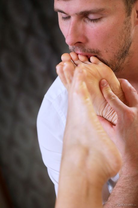 Asiatisk pige May Thai får sine fødder tilbedt, før hun rider på en stor pik