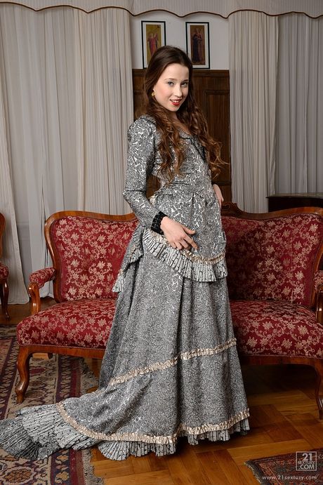  Lækker russisk mørkhåret Taissia Shanti i strømpebukser afslører små bryster og røv