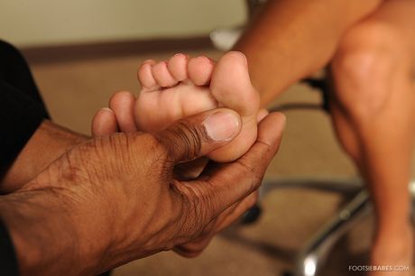 素晴らしいラテン系アニッサ・ケイトは、良い吸い込みの後、黒い棒に犯される