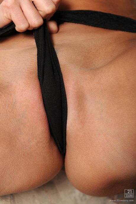 迷人的法國黑髮熟女 Ava Addams 在淋浴中展示大胸部和剃光陰部