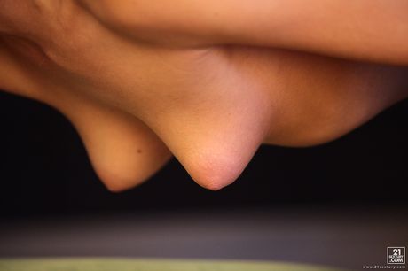  Slank amerikansk mørkhåret teenager Panther i varmt undertøj afslører små bryster og røv