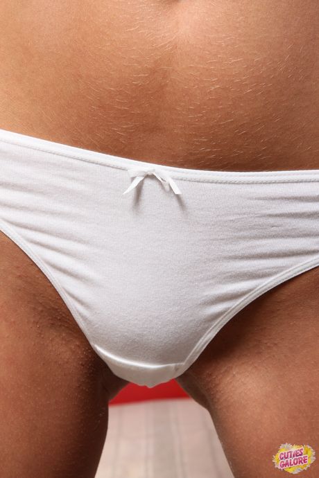 性感女孩瑪麗亞穿著性感短裙，露出大胸，玩弄陰部