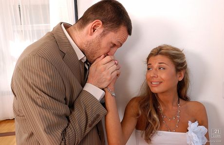 驚艷女性 Karen 和 Ioana 享受硬蕊三人行場景