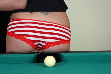 セクシーな下着を着た、長身の黒髪熟女アリサが巨乳を露わにしてセックス玩具で遊ぶ