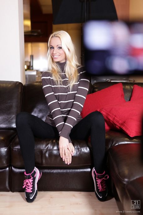 Slender latin teen Erica Fontes in sexy sexy pantyhose 