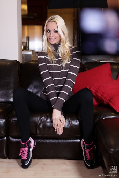 Slender latin teen Erica Fontes in sexy sexy pantyhose 