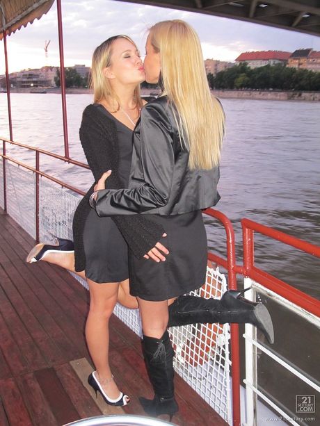 性感女孩 Sophie Moone 和 Blue Angel 在戶外展示火辣身材