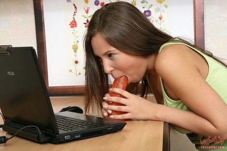 Lesbiske piger Anne Debine og Ioana slikker og leger hinanden som fisser