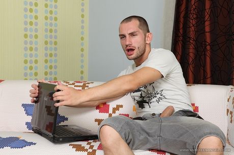 纖細的少女Una吸吮雞巴並將其塞進屁股