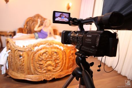 Sød russisk lyshåret Cristal May viser sin perfekte krop solo