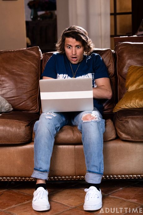 美麗的美國女孩艾莉森雷伊在繼兄自慰後引誘他