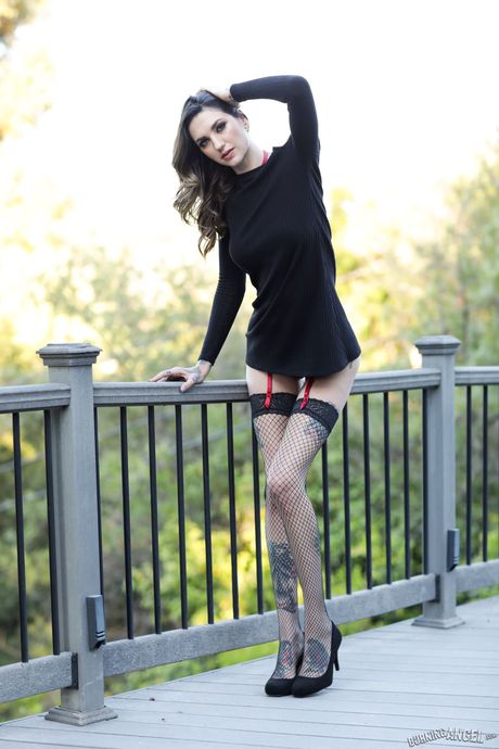 Den varme amerikanske brunette Rocky Emerson præsenterer sin tykke røv og sin trimmede fisse