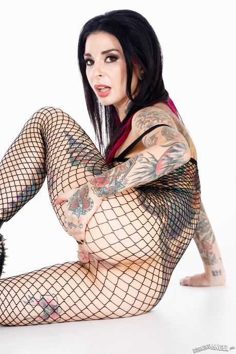 Tatoveret amerikansk punk Joanna Angel præsenterer sine falske bryster og spreder sin twat