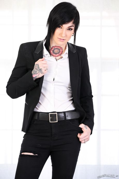 Tat-Covered american dark-haired Nikki Hearts highlights her tits and sexy booty before toying