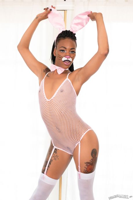 性感的美國黑人熟女 Nikki Darling 展示她火辣的臀部，並穿著內衣擺姿勢