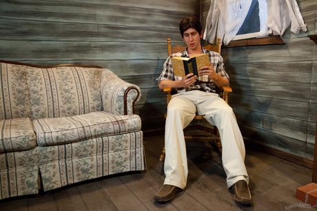 黑髮美國女孩 Kleio Valentien 的陰部和嘴巴被深深地插入