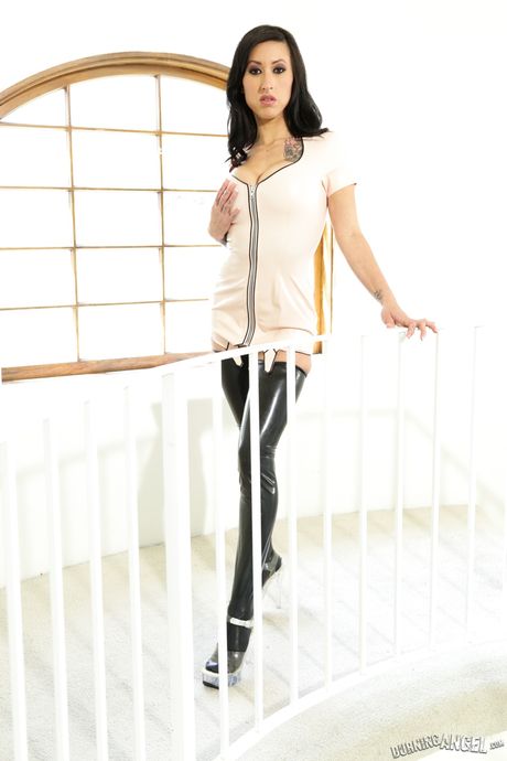 タトゥーを入れたアメリカ人の可愛いリリー・レーンは、彼女の女と素晴らしいおっぱいを3Pで犯される