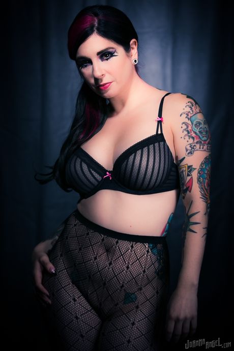 タトゥーを入れたジョアンナ・エンジェルは、ストッキングを履いた足とオマンコをマヌエル・フェラーラに犯される