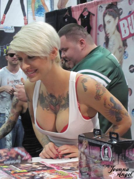 Lesbiske pornostjerner Joanna Angel og Jada Stevens har sex med en fyr