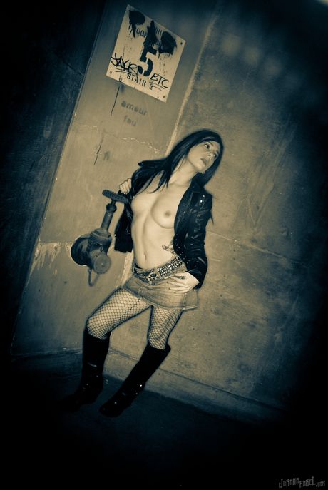 Den sexede amerikanske skønhed Joanna Angel viser sine bryster frem og poserer i en fishnet-bodystocking