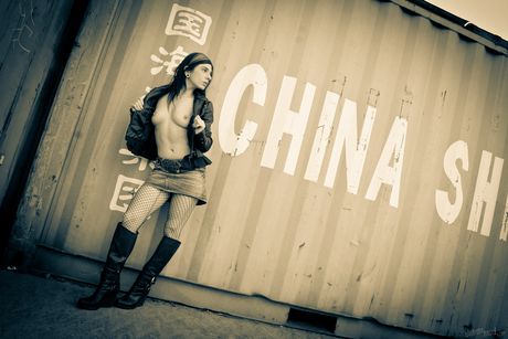 Den varme amerikanske mørkhårede Joanna Angel afslører sine fantastiske bryster og poserer i fiskenet